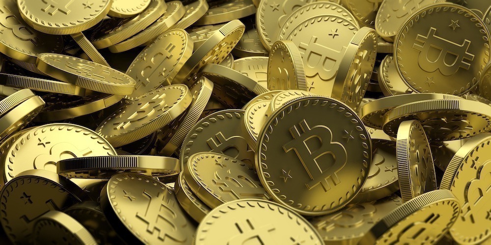Glanzende gouden bitcoinmunten, beeld bij de fiscaliteit van digitale activa
