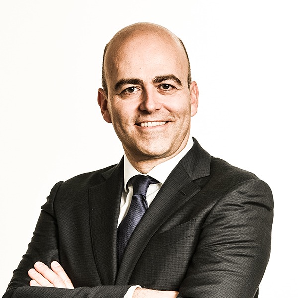 Thierry Lauwers, oprichter van Lauwers Tax Lawyers, met armen over elkaar in zijn kantoor